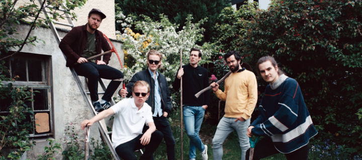Die Norweger Kakkmaddafakka bieten mit „Neighbourhood einen weiteren Einblick in ihr neues Album „Hus“