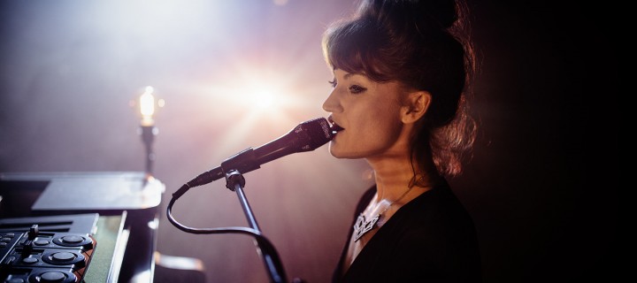 June Cocó will mit „Happy Song“ der Krise eine positive Botschaft entgegensetzen und veröffentlicht Live-Session-Video!